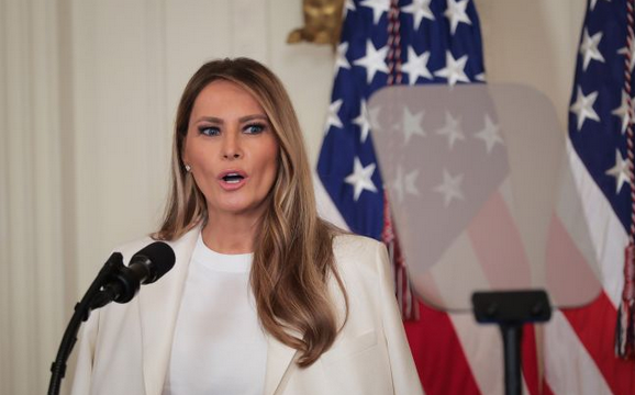 «Побачимо»: у Меланії Трамп спитали про можливий візит до України після домовленостей щодо Олешків «Побачимо»: у Меланії Трамп спитали про можливий візит до України після домовленостей щодо Олешків